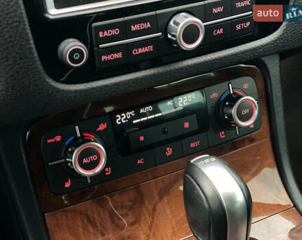 Серый Фольксваген Туарег, объемом двигателя 2.97 л и пробегом 311 тыс. км за 17300 $, фото 90 на Automoto.ua