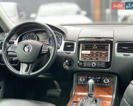 Серый Фольксваген Туарег, объемом двигателя 2.97 л и пробегом 311 тыс. км за 17300 $, фото 77 на Automoto.ua