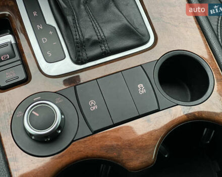 Серый Фольксваген Туарег, объемом двигателя 2.97 л и пробегом 311 тыс. км за 17300 $, фото 91 на Automoto.ua