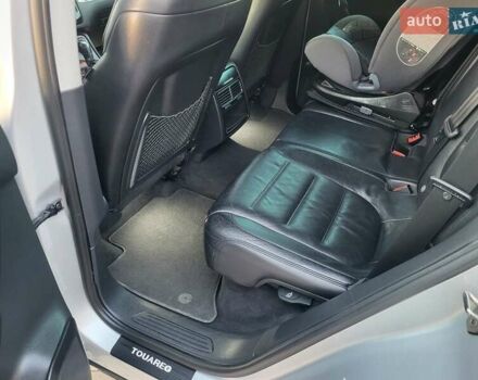 Серый Фольксваген Туарег, объемом двигателя 3 л и пробегом 310 тыс. км за 18500 $, фото 20 на Automoto.ua