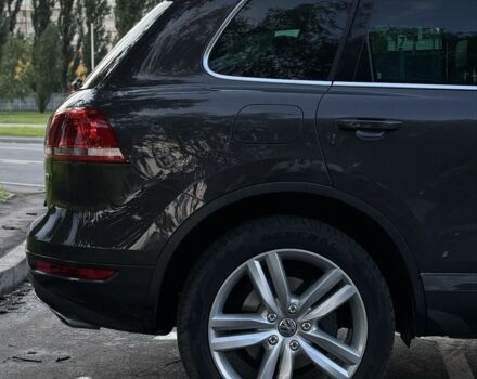 Сірий Фольксваген Туарег, об'ємом двигуна 3 л та пробігом 222 тис. км за 17000 $, фото 5 на Automoto.ua