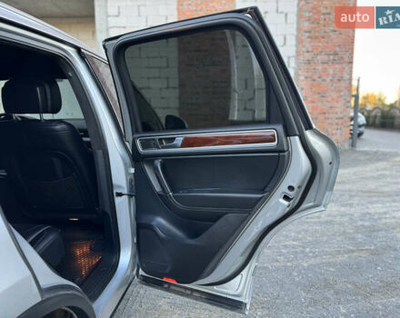 Фольксваген Туарег 2010 в Хмельницком на Automoto.ua Серый Фольксваген Туарег, объемом двигателя 2.97 л и пробегом 317 тыс. км за 15500 $, фото 75 на Automoto.ua