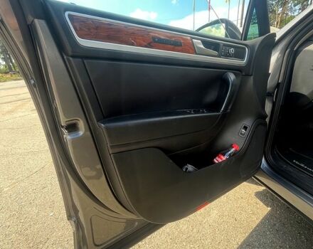 Серый Фольксваген Туарег, объемом двигателя 3 л и пробегом 239 тыс. км за 20000 $, фото 10 на Automoto.ua