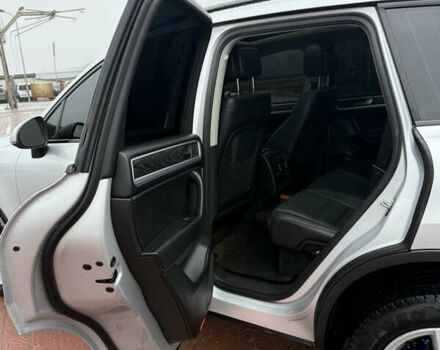 Серый Фольксваген Туарег, объемом двигателя 2.97 л и пробегом 210 тыс. км за 17499 $, фото 9 на Automoto.ua