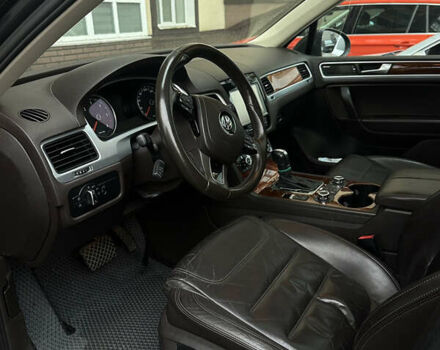 Серый Фольксваген Туарег, объемом двигателя 2.97 л и пробегом 212 тыс. км за 19900 $, фото 2 на Automoto.ua