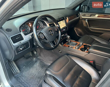 Серый Фольксваген Туарег, объемом двигателя 3 л и пробегом 317 тыс. км за 16499 $, фото 2 на Automoto.ua