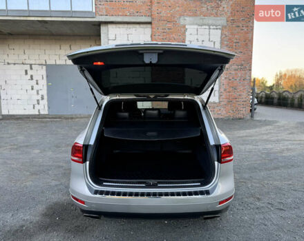 Фольксваген Туарег 2010 в Хмельницком на Automoto.ua Серый Фольксваген Туарег, объемом двигателя 2.97 л и пробегом 317 тыс. км за 15500 $, фото 32 на Automoto.ua