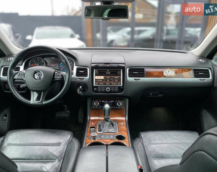 Серый Фольксваген Туарег, объемом двигателя 2.97 л и пробегом 311 тыс. км за 17300 $, фото 74 на Automoto.ua