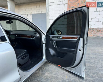 Фольксваген Туарег 2010 в Хмельницком на Automoto.ua Серый Фольксваген Туарег, объемом двигателя 2.97 л и пробегом 317 тыс. км за 15500 $, фото 69 на Automoto.ua