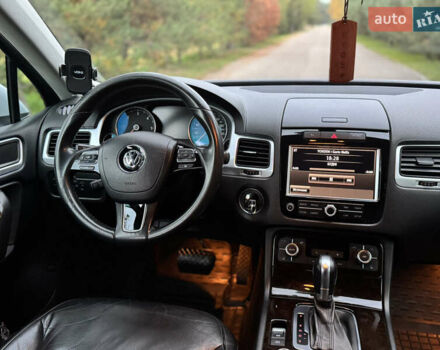 Серый Фольксваген Туарег, объемом двигателя 2.97 л и пробегом 360 тыс. км за 15300 $, фото 17 на Automoto.ua