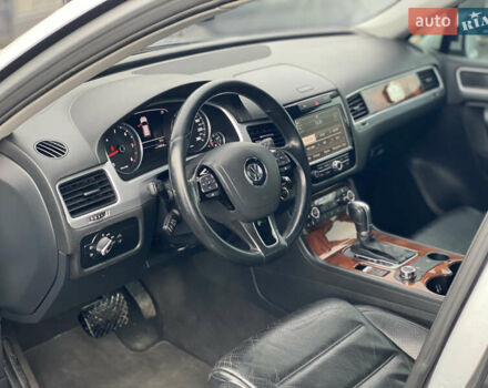 Серый Фольксваген Туарег, объемом двигателя 2.97 л и пробегом 311 тыс. км за 17300 $, фото 50 на Automoto.ua