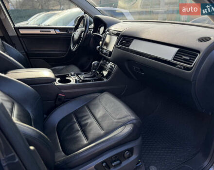 Сірий Фольксваген Туарег, об'ємом двигуна 3 л та пробігом 218 тис. км за 15700 $, фото 28 на Automoto.ua