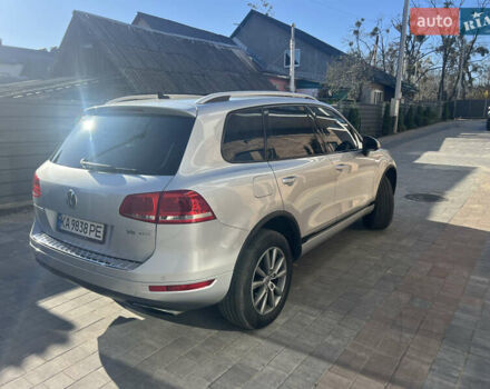 Серый Фольксваген Туарег, объемом двигателя 2.97 л и пробегом 299 тыс. км за 15500 $, фото 3 на Automoto.ua