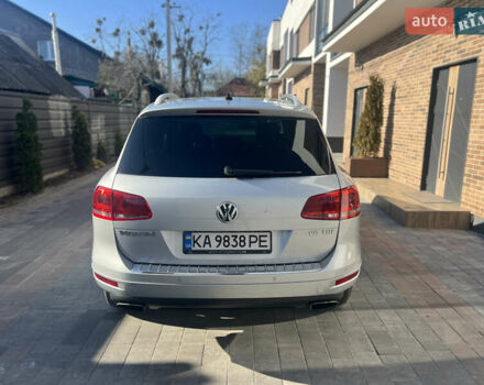 Серый Фольксваген Туарег, объемом двигателя 2.97 л и пробегом 299 тыс. км за 15500 $, фото 5 на Automoto.ua