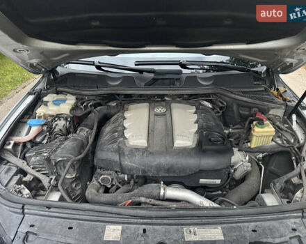 Серый Фольксваген Туарег, объемом двигателя 2.97 л и пробегом 360 тыс. км за 15300 $, фото 27 на Automoto.ua