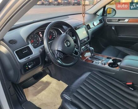 Серый Фольксваген Туарег, объемом двигателя 3 л и пробегом 310 тыс. км за 18500 $, фото 40 на Automoto.ua