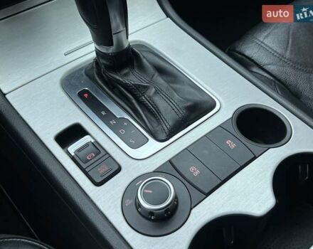 Серый Фольксваген Туарег, объемом двигателя 3 л и пробегом 298 тыс. км за 15500 $, фото 34 на Automoto.ua