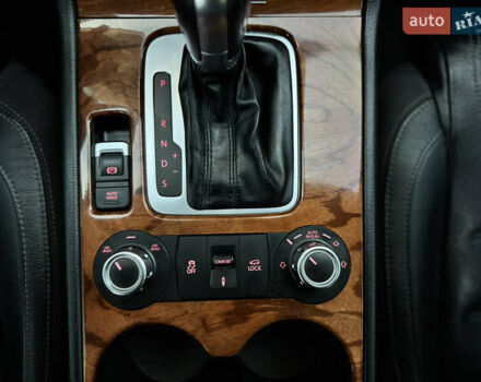 Фольксваген Туарег 2010 в Хмельницком на Automoto.ua Серый Фольксваген Туарег, объемом двигателя 2.97 л и пробегом 317 тыс. км за 15500 $, фото 66 на Automoto.ua