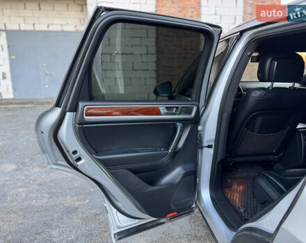 Фольксваген Туарег 2010 в Хмельницком на Automoto.ua Серый Фольксваген Туарег, объемом двигателя 2.97 л и пробегом 317 тыс. км за 15500 $, фото 53 на Automoto.ua