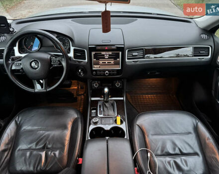 Серый Фольксваген Туарег, объемом двигателя 2.97 л и пробегом 360 тыс. км за 15300 $, фото 16 на Automoto.ua