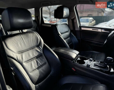 Сірий Фольксваген Туарег, об'ємом двигуна 3 л та пробігом 218 тис. км за 15700 $, фото 29 на Automoto.ua