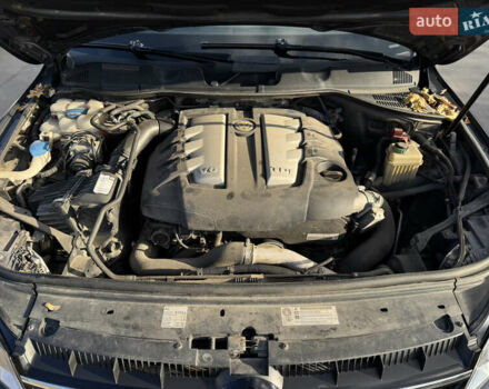 Сірий Фольксваген Туарег, об'ємом двигуна 3 л та пробігом 218 тис. км за 15700 $, фото 31 на Automoto.ua