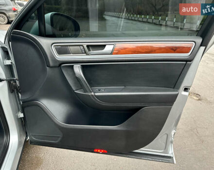 Сірий Фольксваген Туарег, об'ємом двигуна 2.97 л та пробігом 318 тис. км за 17600 $, фото 20 на Automoto.ua