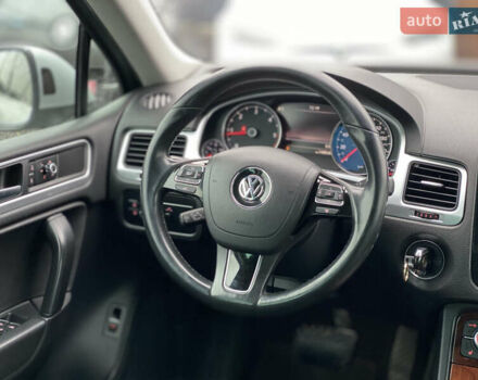 Серый Фольксваген Туарег, объемом двигателя 2.97 л и пробегом 311 тыс. км за 17300 $, фото 78 на Automoto.ua