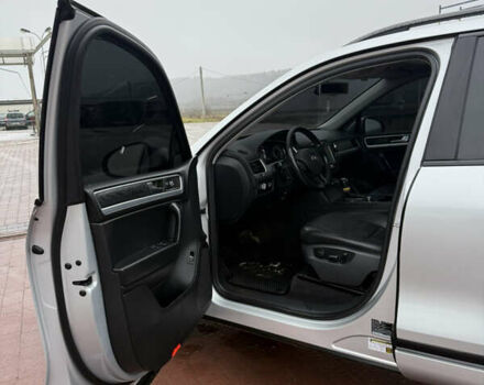 Серый Фольксваген Туарег, объемом двигателя 2.97 л и пробегом 210 тыс. км за 17499 $, фото 4 на Automoto.ua