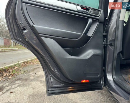 Серый Фольксваген Туарег, объемом двигателя 3 л и пробегом 260 тыс. км за 16700 $, фото 53 на Automoto.ua