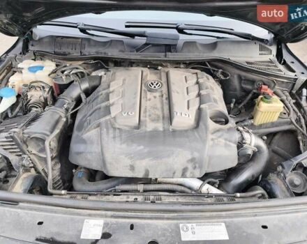 Серый Фольксваген Туарег, объемом двигателя 2.97 л и пробегом 298 тыс. км за 17000 $, фото 9 на Automoto.ua