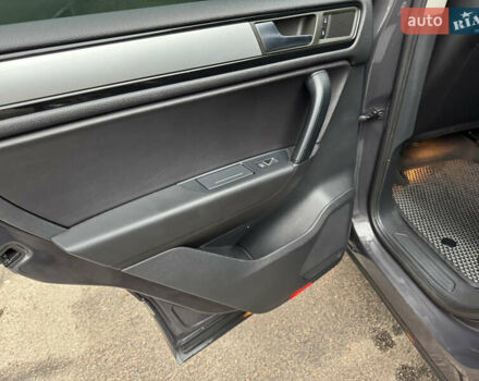 Серый Фольксваген Туарег, объемом двигателя 3 л и пробегом 260 тыс. км за 16700 $, фото 54 на Automoto.ua