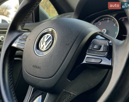 Серый Фольксваген Туарег, объемом двигателя 3 л и пробегом 260 тыс. км за 18899 $, фото 44 на Automoto.ua