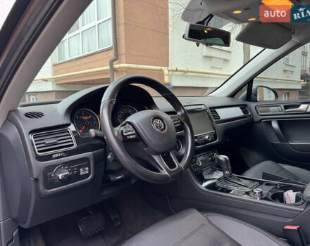 Серый Фольксваген Туарег, объемом двигателя 2.97 л и пробегом 285 тыс. км за 16990 $, фото 19 на Automoto.ua