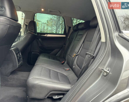 Серый Фольксваген Туарег, объемом двигателя 2.97 л и пробегом 285 тыс. км за 16990 $, фото 25 на Automoto.ua