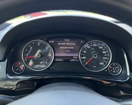 Серый Фольксваген Туарег, объемом двигателя 3 л и пробегом 253 тыс. км за 17000 $, фото 17 на Automoto.ua