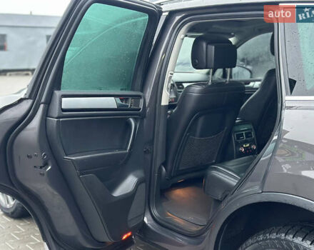 Сірий Фольксваген Туарег, об'ємом двигуна 3 л та пробігом 298 тис. км за 18500 $, фото 79 на Automoto.ua