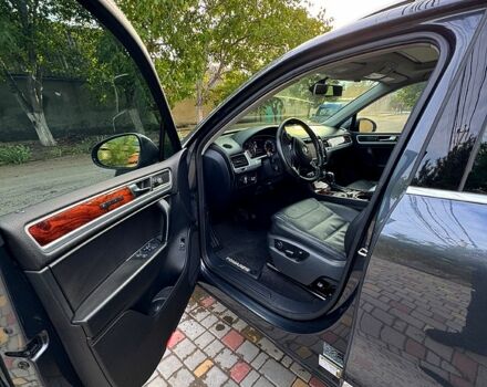 Серый Фольксваген Туарег, объемом двигателя 3 л и пробегом 130 тыс. км за 18000 $, фото 3 на Automoto.ua