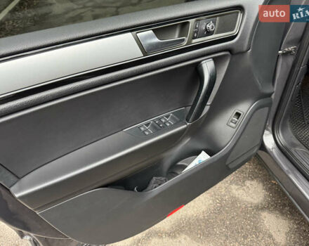 Серый Фольксваген Туарег, объемом двигателя 3 л и пробегом 260 тыс. км за 16700 $, фото 37 на Automoto.ua