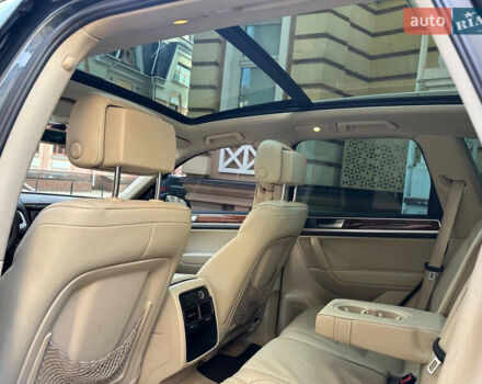 Серый Фольксваген Туарег, объемом двигателя 2.97 л и пробегом 300 тыс. км за 13400 $, фото 22 на Automoto.ua