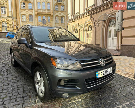 Серый Фольксваген Туарег, объемом двигателя 2.97 л и пробегом 300 тыс. км за 13400 $, фото 11 на Automoto.ua