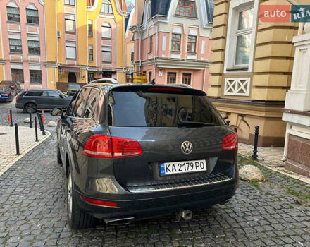 Серый Фольксваген Туарег, объемом двигателя 2.97 л и пробегом 300 тыс. км за 13400 $, фото 5 на Automoto.ua