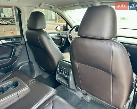 Серый Фольксваген Туарег, объемом двигателя 3 л и пробегом 226 тыс. км за 15490 $, фото 39 на Automoto.ua