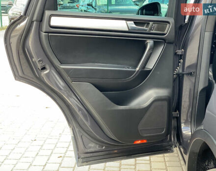 Серый Фольксваген Туарег, объемом двигателя 3 л и пробегом 260 тыс. км за 18899 $, фото 27 на Automoto.ua