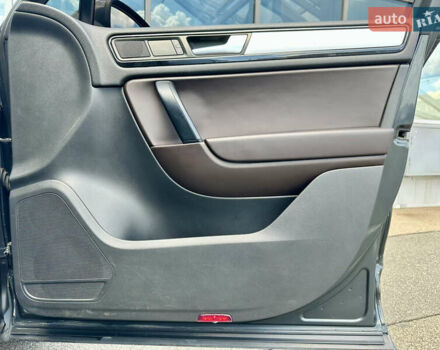 Серый Фольксваген Туарег, объемом двигателя 3 л и пробегом 226 тыс. км за 15490 $, фото 40 на Automoto.ua