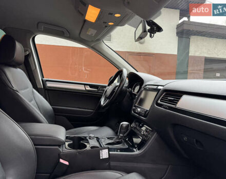 Серый Фольксваген Туарег, объемом двигателя 2.97 л и пробегом 285 тыс. км за 16990 $, фото 46 на Automoto.ua