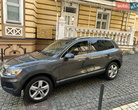 Серый Фольксваген Туарег, объемом двигателя 2.97 л и пробегом 300 тыс. км за 13400 $, фото 2 на Automoto.ua