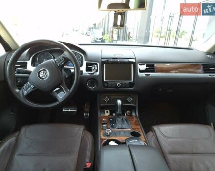 Серый Фольксваген Туарег, объемом двигателя 3 л и пробегом 215 тыс. км за 19300 $, фото 5 на Automoto.ua