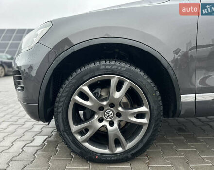 Сірий Фольксваген Туарег, об'ємом двигуна 3 л та пробігом 298 тис. км за 18500 $, фото 4 на Automoto.ua