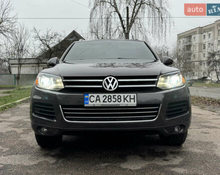 Серый Фольксваген Туарег, объемом двигателя 3 л и пробегом 260 тыс. км за 16700 $, фото 2 на Automoto.ua
